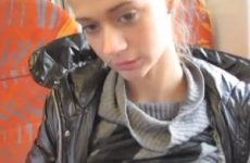 In de trein laat dit tiener meisje haar tietjes en kale kutje zien