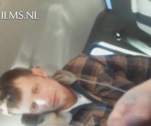In de auto laat de oudere man zich pijpen en aftrekken