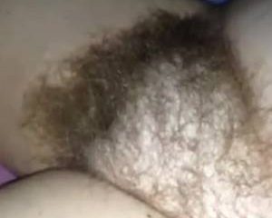 Het vachtje op haar venusheuvel aaien