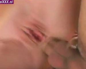 Zijn grote lul glijd met gemak haar aars binnen.