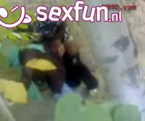 Hij filmt hoe zijn vriend de turkse vrouw neukt