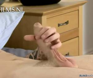 Dat is een lekkere lul die die Brit in zijn hand neemt