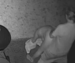 Tieners stiekem gefilmd als ze sex hebben in de achtertuin