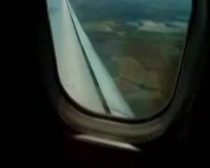 Lekker haar kutje vingeren in een vol vliegtuig