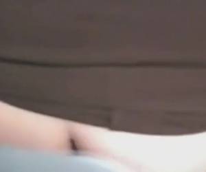 Twee mannen vingeren de hoer laten haar pijpen en neuken haar