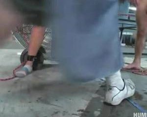 Vastgebonden laten ze haar meerdere keren een orgasme krijgen