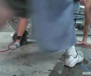 Vastgebonden laten ze haar meerdere keren een orgasme krijgen