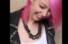Kinky punk meisje plast in het openbaar