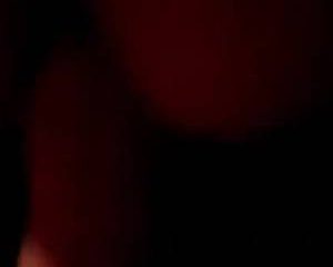 Aziatisch geil sletje zuigt aan zijn grote lul