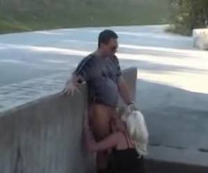 Hoertje pijpt in het park