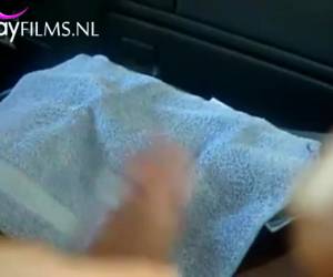 De blanke knul trekt in de auto de neger lul af tot hij klaarkomt