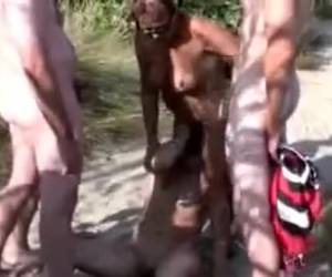 Wulpse rijpe vrouw en haar publiek van rukkers