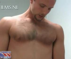 Hetero macho neukt een kutkontje