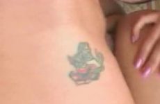 Hij betrapt zijn vriendin die sex heeft met een meisje